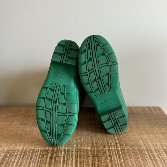 Joules Wellies in Green Floral Print - Picture 8 of 9